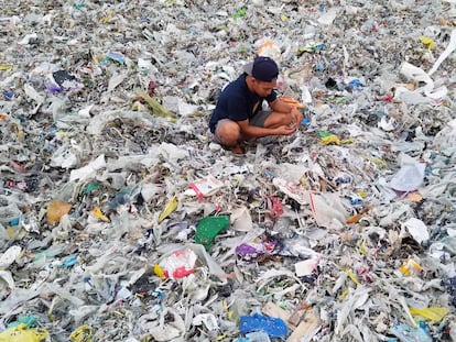 El volumen de plástico ha crecido de tal manera que tampoco hay forma humana de limpiar todo este desaguisado, porque no se acabaría nunca.