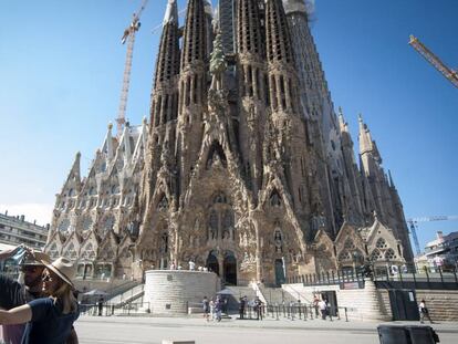 Una parella es fa una foto davant la Sagrada Família, aquest diumenge.