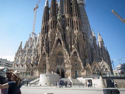 Una pareja se fotografía ante la Sagrada Familia, en agosto pasado.