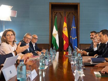 La ministra Teresa Ribera y el presidente andaluz, Juan Manuel Moreno (a la derecha), en la reunión de este martes en Sevilla.