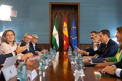 La ministra Teresa Ribera y el presidente andaluz, Juan Manuel Moreno (a la derecha), en la reunión de este martes en Sevilla.