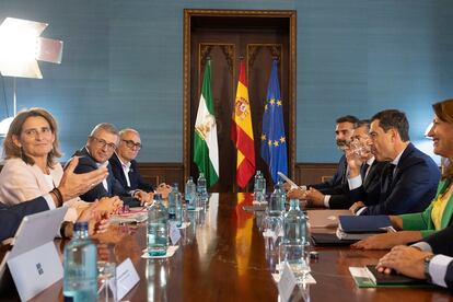 La ministra Teresa Ribera y el presidente andaluz, Juan Manuel Moreno (a la derecha), en la reunión de este martes en Sevilla.