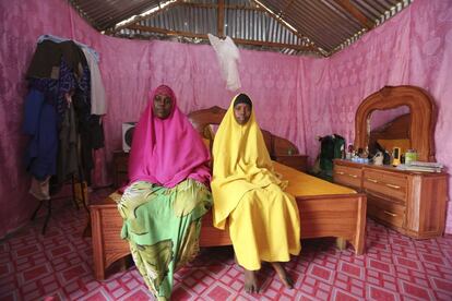 Saciido Jeque Yacquub y su hija Faadumo Subeer Mohamed, de 34 y 13 años respectivamente, en su casa de campo en Mogadiscio. Saciido quería ser una mujer de negocios, estudió hasta los 20 años y ahora dirige una pequeña empresa. A Faadumo le gustaría ser doctora.