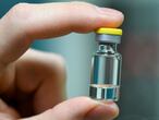 Dessau-rosslau (Germany), 23/11/2020.- An employee holds an ampoule into which the vaccine is later filled at the vaccine manufacturer IDT Biologika's plant in Dessau-Rosslau, Germany, 23 November 2020. German Health Minister Jens Spahn announced the planned purchase of five million coronavirus vaccine doses. According to the scientific director, IDT expects to go into commercial production of the coronavirus vaccine in the middle of next year. (Alemania) EFE/EPA/HENDRIK SCHMIDT / POOL