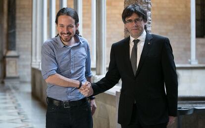 Iglesias i Puigdemont se saluden abans de la reunió.