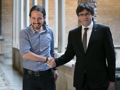 Iglesias i Puigdemont se saluden abans de la reunió.