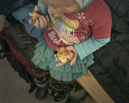 Ksusha Mazur, con un pájaro de la Anunciación, un bollo que preparan los niños para repartir entre los fieles durante la Pascua.