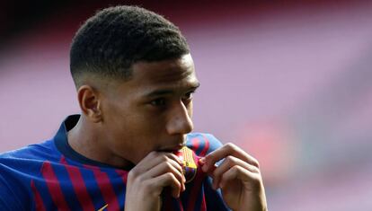 Todibo besa el escudo del Barça en su presentación.