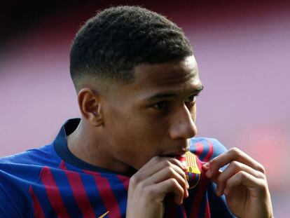 Todibo besa el escudo del Barça en su presentación.