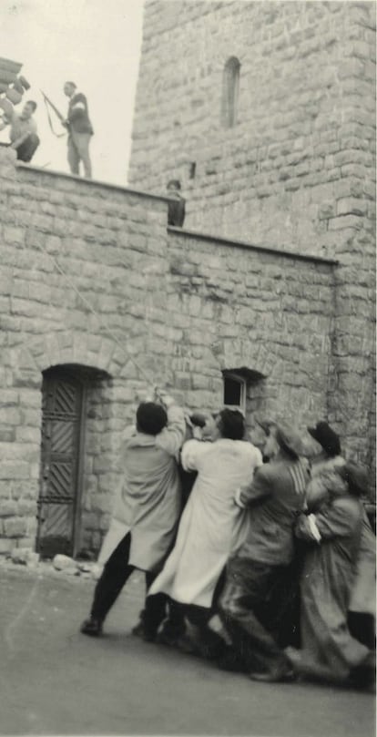 Another moment of the demolition of the Nazi symbol installed at the entrance to the Mauthausen camp, on the very day of liberation.