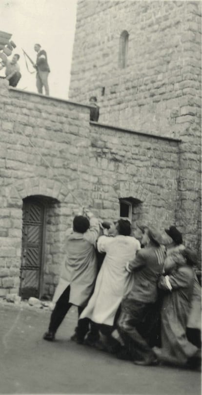 Otro momento del derribo del símbolo nazi instalado en la entrada del campo de Mauthausen, el mismo día de la liberación.