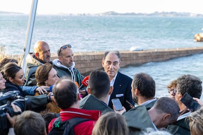 El presidente de Iberdrola, Ignacio Sánchez Galán, ayer, con un grupo de periodistas en las costas donde se ubica el parque eólico marino de Saint Brieuc.