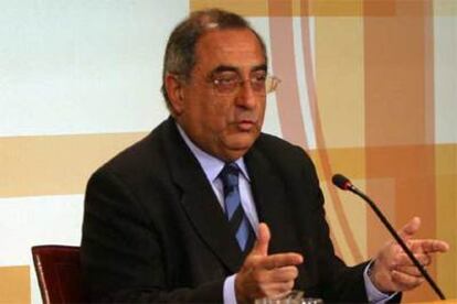 El portavoz del Gobierno catalán, Joaquim Nadal, explica los cambios en el Ejecutivo.