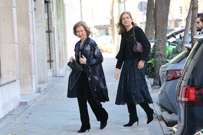 La Infanta Cristina, junto a su madre, la reina Sofía, a su llegada al restaurante, este miércoles en Madrid.