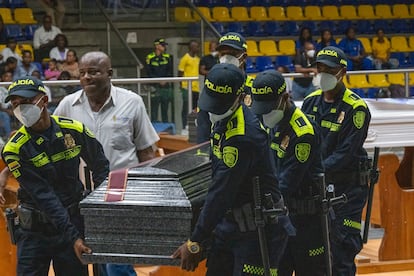 La Gobernación de Chocó organizó un acto colectivo de velación en Quibdó para las familias de las víctimas del derrumbe en la vía entre esa ciudad y Medellín del pasado 12 de enero. En la imagen, policías trasladan el ataúd de uno de los fallecidos en el derrumbe.