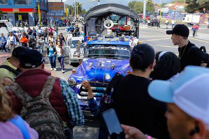 Personas se desplazan en camiones de carga durante los bloqueos. La Alcaldía de Bogotá reportó afectaciones en 85 rutas alimentadoras, 53 troncales y 207 zonales del sistema de transporte masivo.