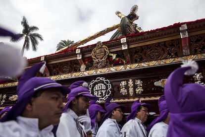La procesión de Jesús de Candelaria tiene 200 años, se hace en la capital y se estima que participan unos 15 mil cargadores durante su recorrido.