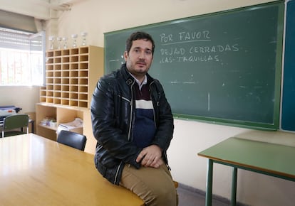 Pablo Colinas en su clase del instituto Pedro Duque (Leganés), donde apoya a niños sordos.