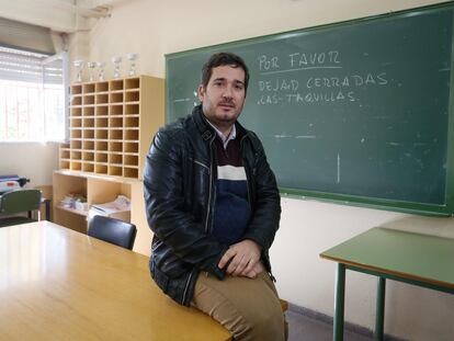 Pablo Colinas en su clase del instituto Pedro Duque (Leganés), donde apoya a niños sordos.