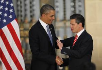 El presidente de Estados Unidos, Barack Obama (i), estrecha la mano de su homólogo de México, Enrique Peña Nieto (d). EFE/Archivo