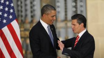 El presidente de Estados Unidos, Barack Obama (i), estrecha la mano de su homólogo de México, Enrique Peña Nieto (d). EFE/Archivo