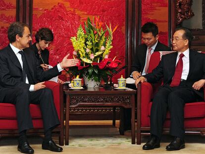 Zapatero y el primer ministro chino, Wen Jiabao, y sus respectivos traductores, ayer en el Palacio de la Luz Violeta de Pekín.