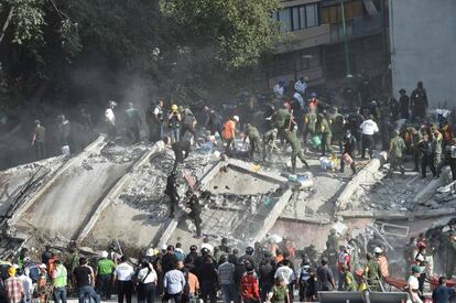 Equipos de rescate en un derrumbe en la Ciudad de México.