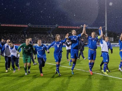 Los jugadores de Islandia celebrando la clasificación para la Euro.