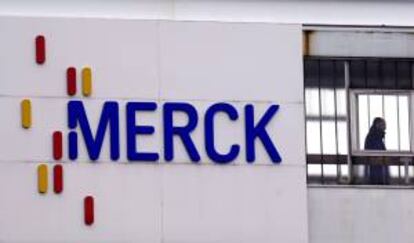 Merck revis a la baja las previsiones para el conjunto del a?o, para el que ahora calcula unas ventas entre un 1 y un 2 % menores que los 47.270 millones de 2012, y un beneficio por accin inferior en un 3  4 % a lo anticipado hasta ahora. EFE/Archivo