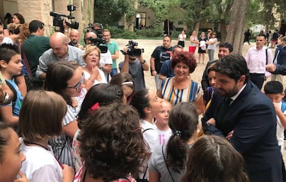 El presidente de Murcia, Fernando López Miras, saluda a los alumnos del colegio Ciudad de Begastri en Cehegín,