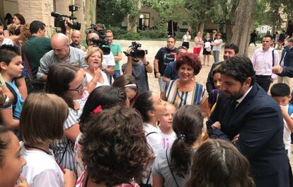 El presidente de Murcia, Fernando López Miras, saluda a los alumnos del colegio Ciudad de Begastri en Cehegín,