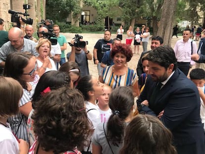El presidente de Murcia, Fernando López Miras, saluda a los alumnos del colegio Ciudad de Begastri en Cehegín,