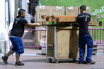 Dos operarios trabajan por las calles de Valladolid