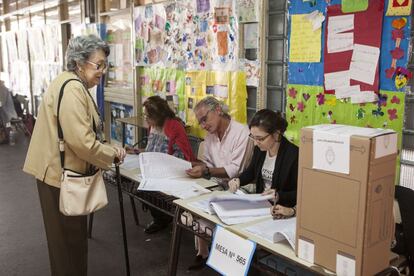 Votantes en una escuela del barrio de la Recoleta, uno de los de mejor poder adquisitivo.