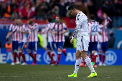 Los jugadores del Atlético celebran, ante la desolación de Cristiano, la goleada ante el Madrid (4-0) en el partido de la segunda vuelta de la Liga de esta temporada.