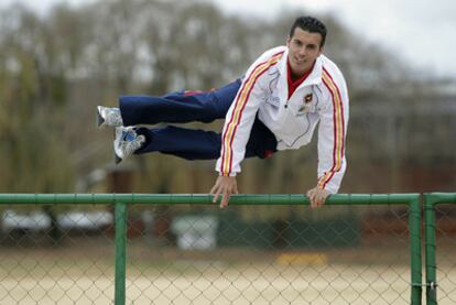 Pedrito, jugador clave en el último triunfo español, salta una valla de las instalaciones de Potchefstroom donde entrena la selección.