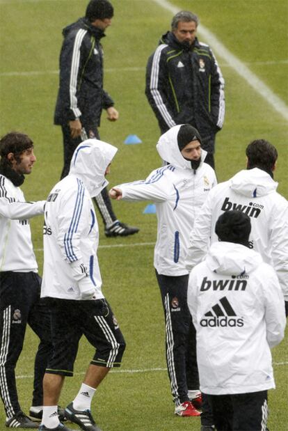 Mourinho observa a sus jugadores durante el entrenamiento del Madrid.