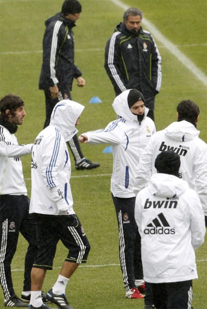 Mourinho observa a sus jugadores durante el entrenamiento del Madrid.