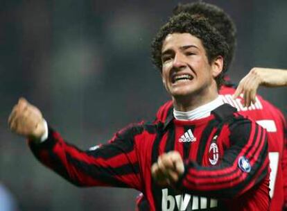 Pato celebra su gol al Nápoles ayer en su debut con el Milan.