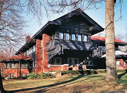 El arquitecto Louis Sullivan fue el primer estadounidense moderno. Maestro de Frank Lloyd Wright, de él derivan conceptos como convertir el fuego en el corazón de la vivienda o enfatizar la horizontalidad y llevar las cubiertas hasta los porches para fundirlas con el paisaje. Su casa Bradley en Madison (Wisconsin) data de 1910 y marca el momento cumbre de su carrera. La única ornamentación empleada por Sullivan en esta casa y en todas sus obras eran motivos vegetales.