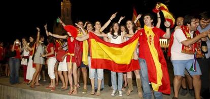 Los aficionados celebran en la Plaza Colón, de Madrid.