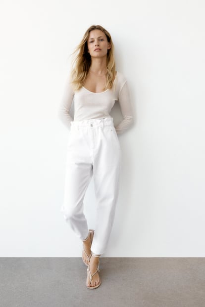 El blanco sigue siendo la mejor apuesta para vestirse en otoño y con este pantalón baggy de Zara, también la más cómoda.