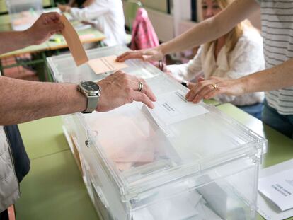 Un ciudadano deposita su voto en una urna.