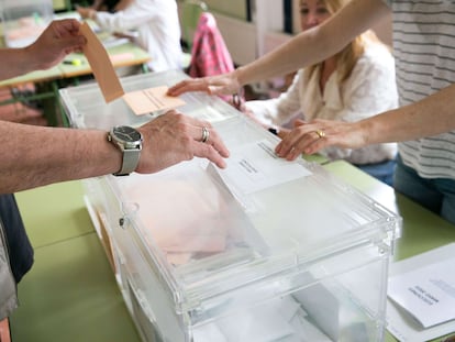 Un ciudadano deposita su voto en una urna electoral.