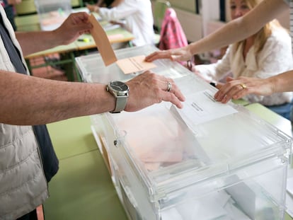 Un ciudadano deposita su voto en una urna electoral en Pamplona.