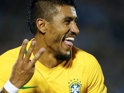 Paulinho, mostrando quantos gols fez na partida.