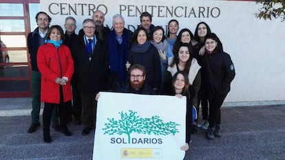 Mario Vargas Llosa a la entrada de la c&aacute;rcel de Valdemoro, con miembros de la ONG Solidarios, entre otros.  