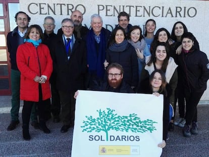 Mario Vargas Llosa a la entrada de la c&aacute;rcel de Valdemoro, con miembros de la ONG Solidarios, entre otros.  