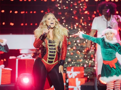 Mariah Carey actúa en el programa de 'The Late Late Show' de James Corden, el 19 de diciembre de 2019.