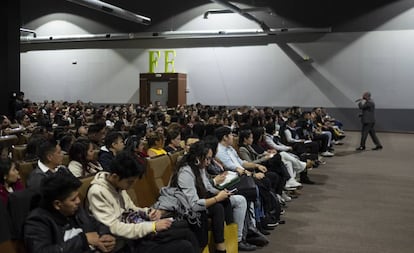 Cientos de feligreses se reúnen en el auditorio de la iglesia Casa del Padre para escuchar al pastor Juan Manuel.